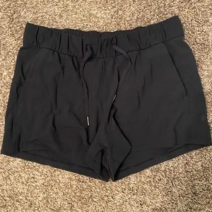Lululemon On the Fly Short Woven 2.5”